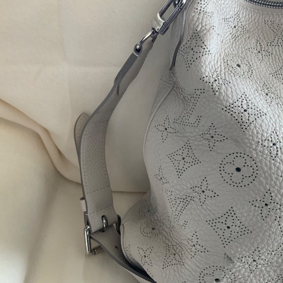 Louis Vuitton Mahina Selene Monogram PM Blanc Shoulder Bag. - Picture 7 of 16
